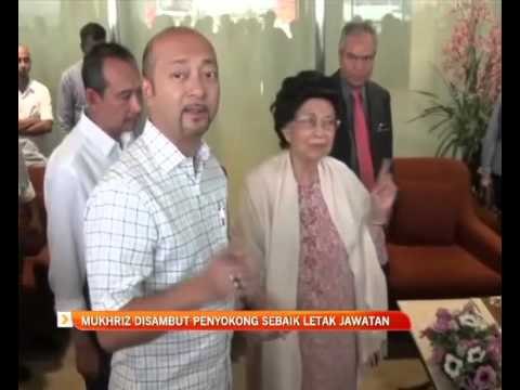 Mukhriz Mahathir disambut penyokong sebaik letak jawatan