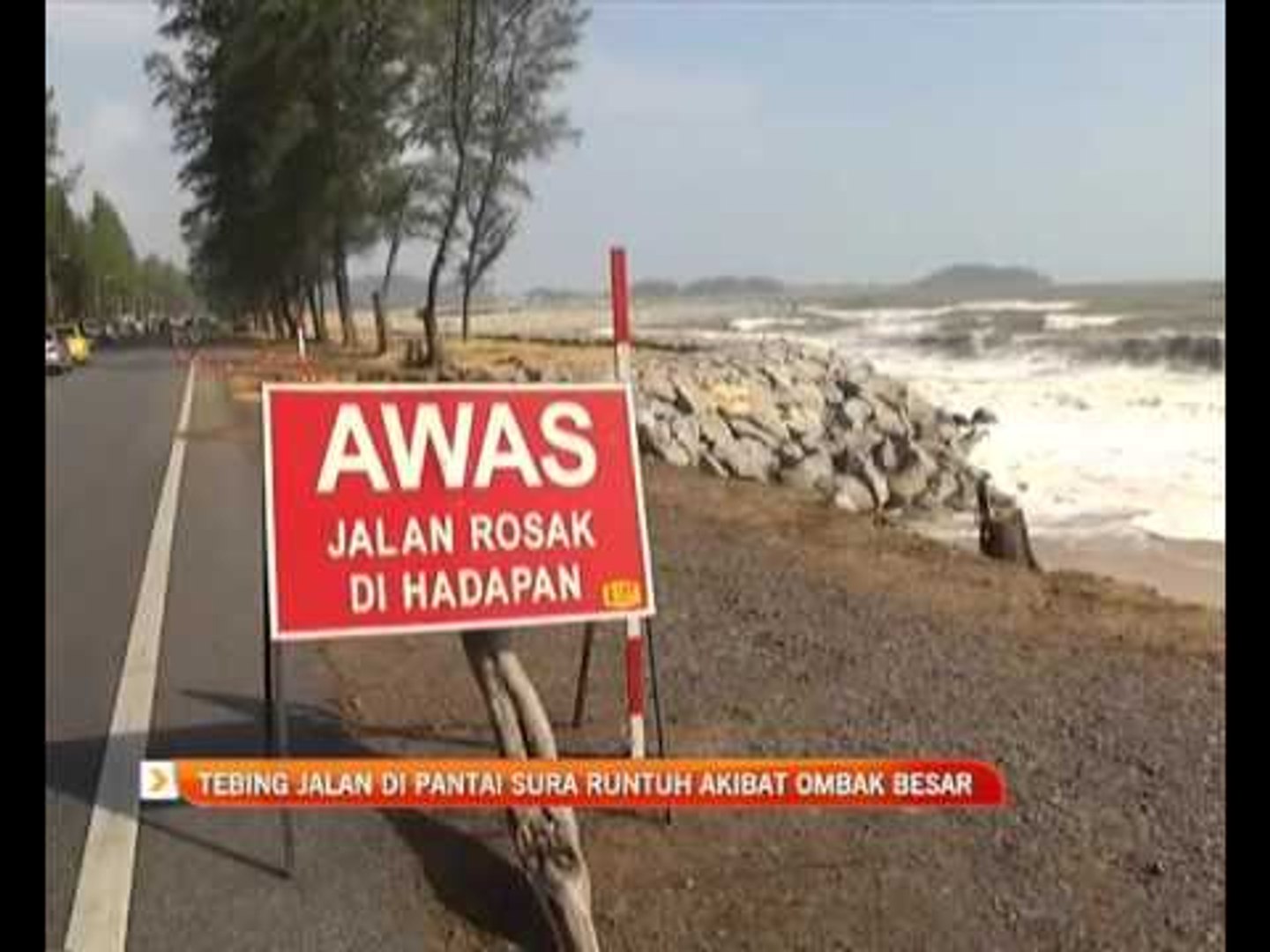 Tebing Jalan Di Pantai Sura Runtuh Akibat Ombak Besar Video Dailymotion
