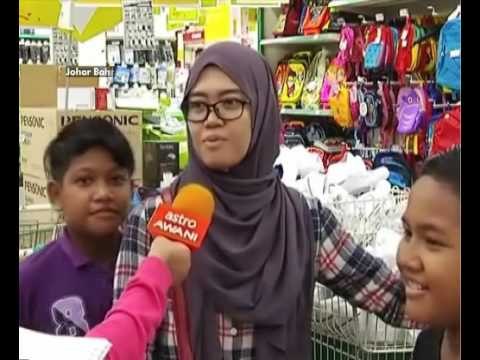 Ibu bapa tinjau harga sebelum beli persiapan sekolah