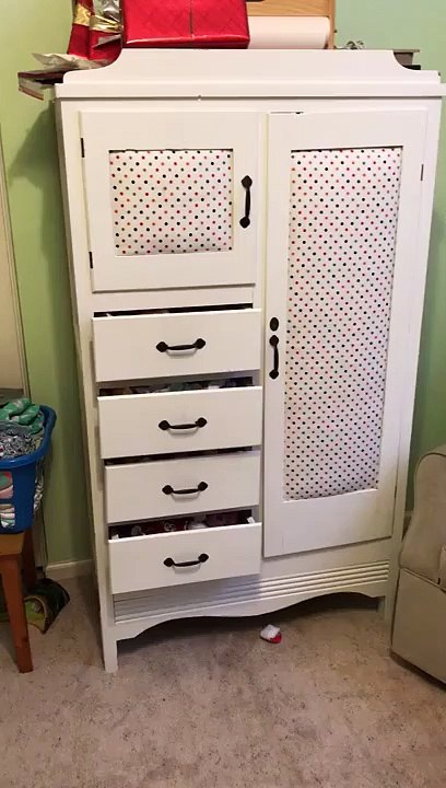 Cette fillette a gagné à cache-cache mais elle se retrouve coincée dans l'armoire