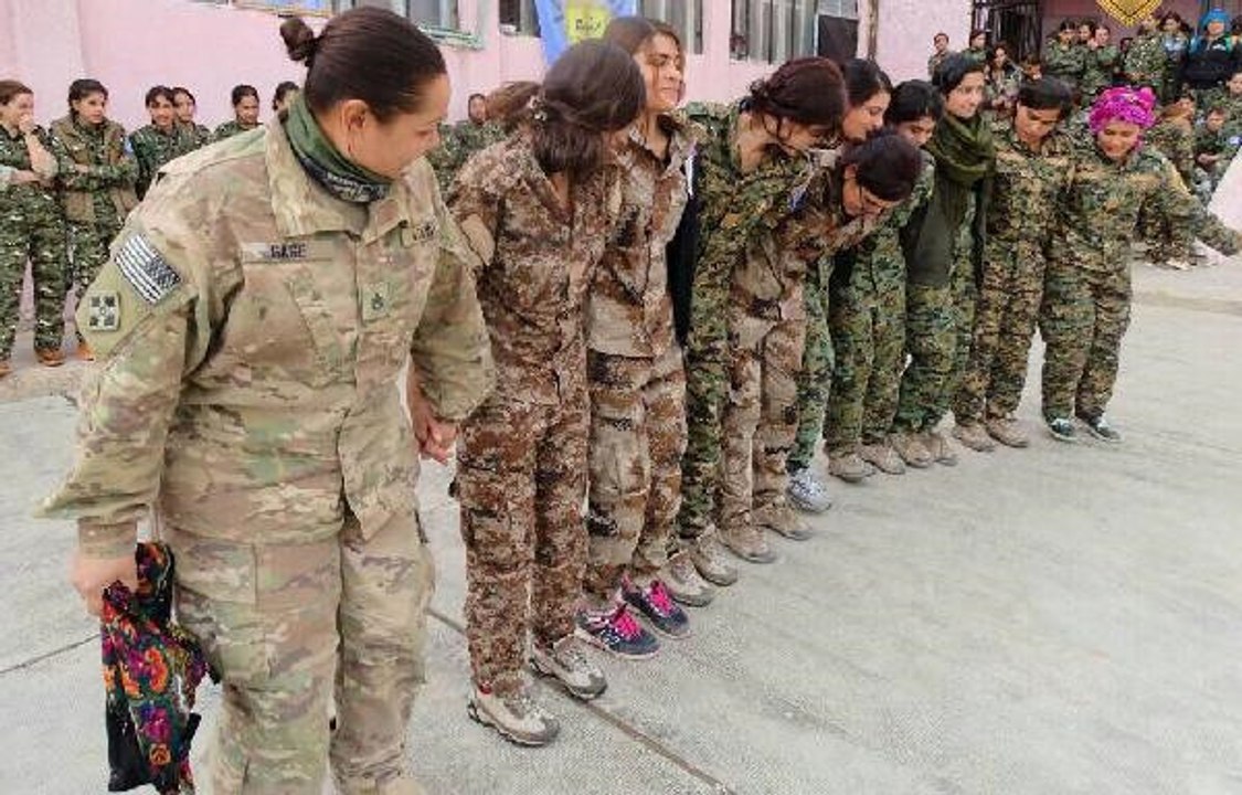 Menbiç'te Skandal Görüntü! ABD'li Kadın Asker, Teröristlere Halay Başı Oldu