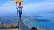 Drapeau humain au sommet du mont Rigi en Suisse