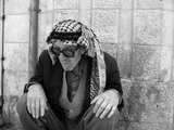 Agonía de un anciano palestino en plena calle de Amman-Jordania.