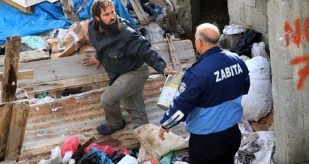 Evinde Biriktirdiği Çöpleri Vermek İstemeyen Vatandaş Barikat Kurdu