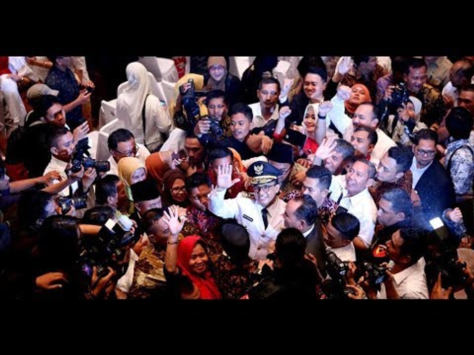 Passionate supporters throng Anies-Sandiaga celebration at City Hall