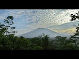 Thousands flee rumbling Mount Agung