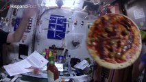 Astronautas de la NASA preparan pizzas en el espacio exterior