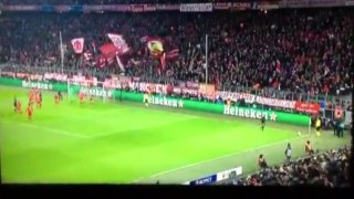 Quand les supporters du Bayern lancent des billets à l'effigie de Neymar
