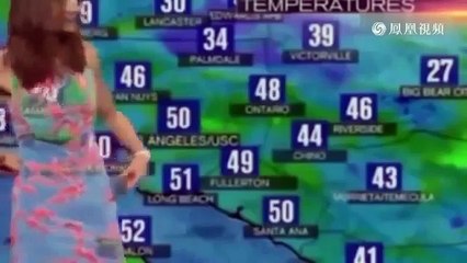 美女主播裙子屏幕前面突然消失，一臉的失色 全場炸鍋了！