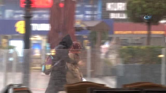 Aniden Bastıran Sağanak Vatandaşları Hazırlıksız Yakaladı