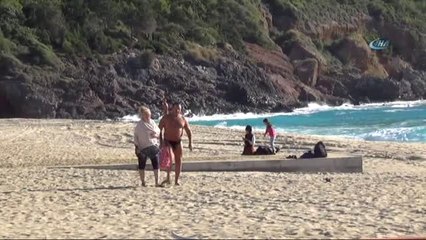 Yurtta Kar Etkisini Sürdürürken Alanya'da Deniz Keyfi