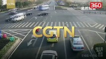 I erdhi ne maje te hundes nga trafiku qe krijohej, burri vizaton shenjat rrugore sipas qejfit te tij (360video)