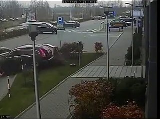 Un grand-père de 92 ans perd le contrôle de son 4x4 en se garant et renverse 2 piétonnes