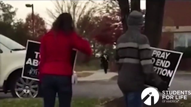 Cette militante anti-avortement se prend une belle baffe et fini KO...