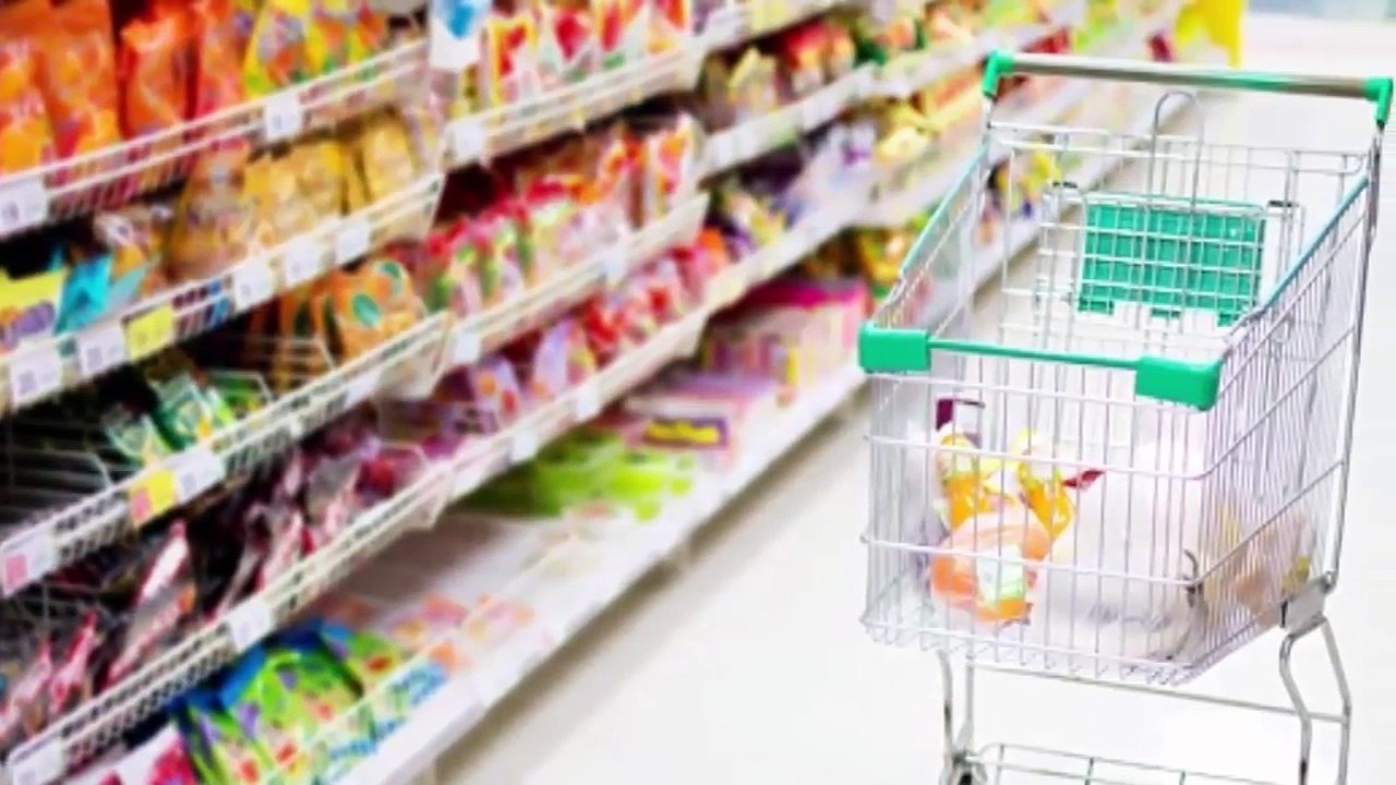 أعطت فتاة هذه الأم مغلفاً غامضاً في السوبرماركت. ما في داخله أبكى قلبي !!