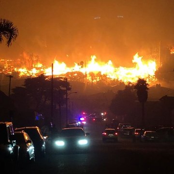 Thomas Fire Engulfs Apartment Complex in Downtown Ventura