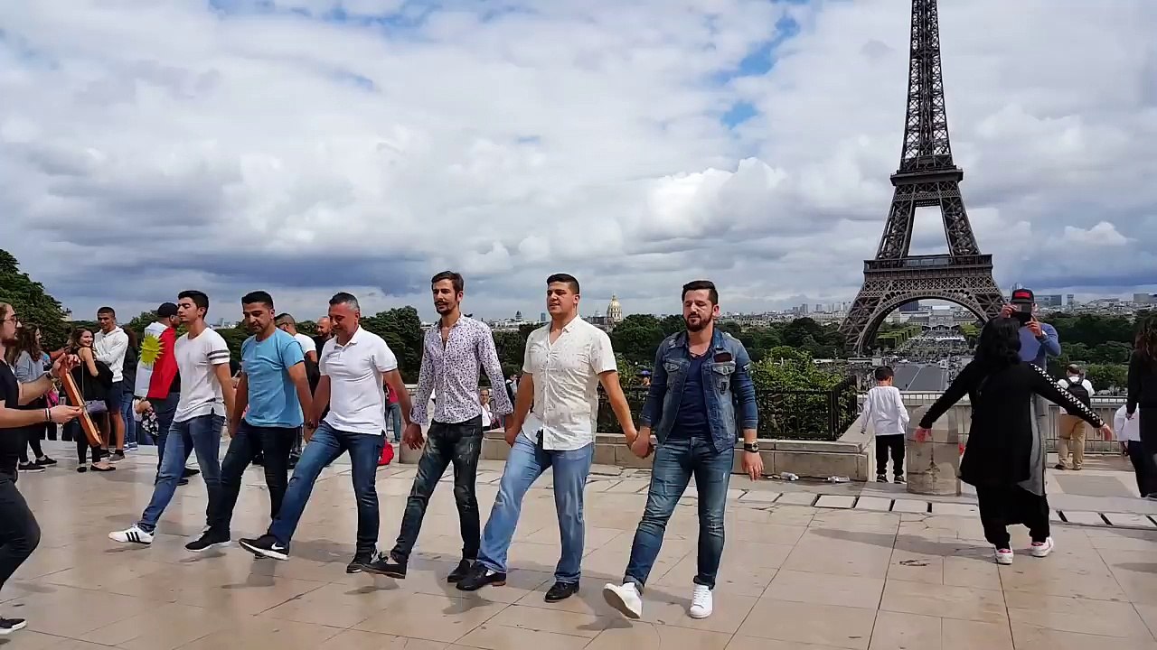 Paris Eyfel Kulesi Önünde Horon
