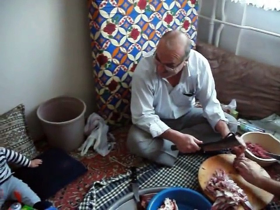 Satırla kemik kıran dedesine gülen bebek