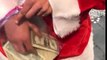 Un père noël jette 1000$ en l'air dans un supermarché !! Joyeux Noël !