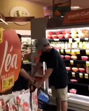 Cet ado bourré pense pouvoir sortir du magasin avec des bouteilles d'alcool sans payer !