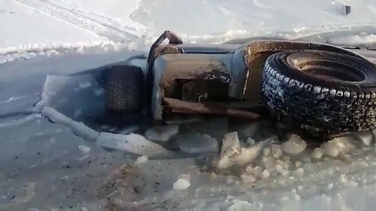 Il a voulu traverser un lac gelé en voiture... Raté!
