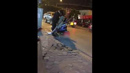 Cặp đôi hôn nhau trên phố