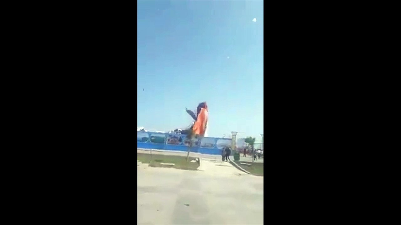 Clip: Lốc xoáy tàn phá tan hoang hàng loạt gian hàng tại hội chợ ở Quảng Ninh, nhiều người dân ôm con nhỏ bỏ chạy