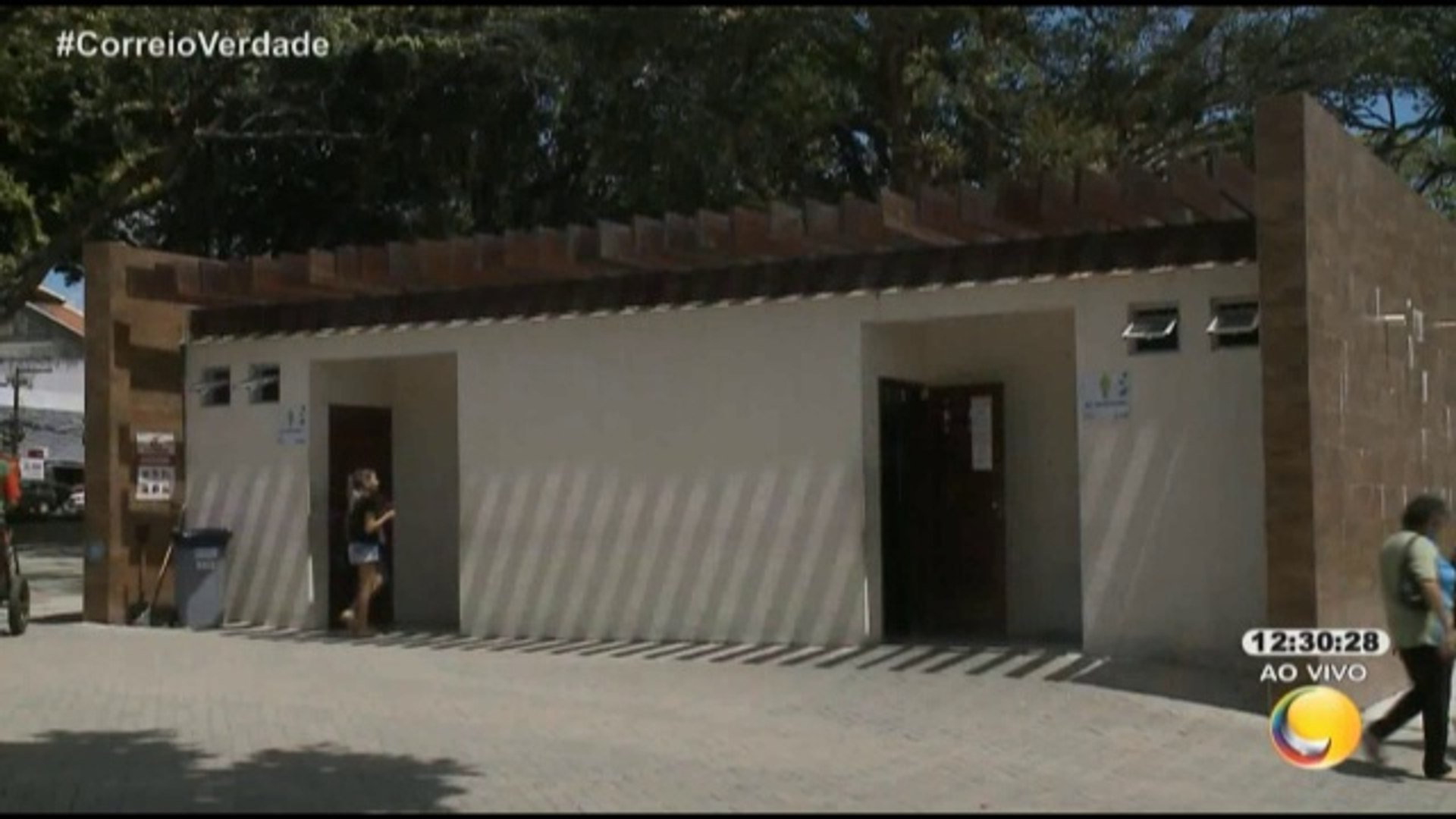 Correio Verdade - A dois homens serem flagrados fazendo sexo em um dos banheiros do Parque da Lagoa,