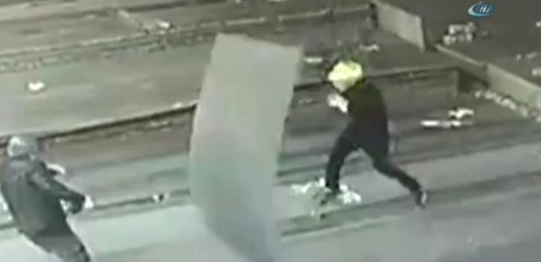 Kaskı Sayesinde Hayatta Kaldı