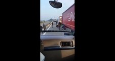 Les migrants prennent d'assaut les camions à Calais.