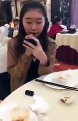 Gợi ý cách ăn không trôi son cực hài hước