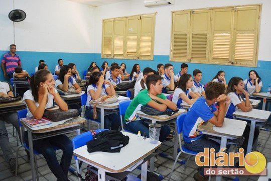 Alunos de Medicina da UFCG visitam escolas para falar sobre saúde