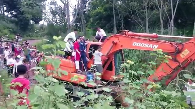 Đám cưới độc nhất vô nhị ở Bắc Giang: rước dâu bằng máy xúc gây bão mạng xã hội