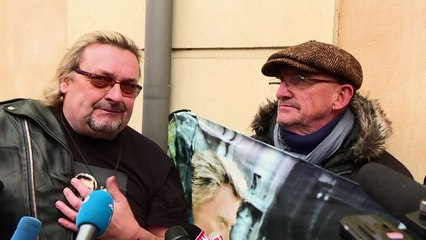 Devant son domicile, les fans de Johnny évoquent leurs souvenirs