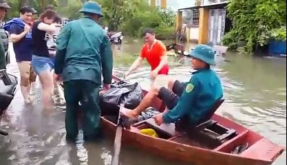 Người dân thành Vinh bất lực nhìn nước bao vây