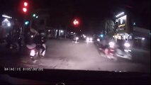 Vượt đèn đỏ, nam thanh niên khiến bạn gái ngồi sau ngã ngửa xuống đường