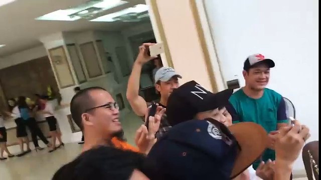 Phan Anh tặng quà Khánh Thi và chị em nhân dịp 20/10