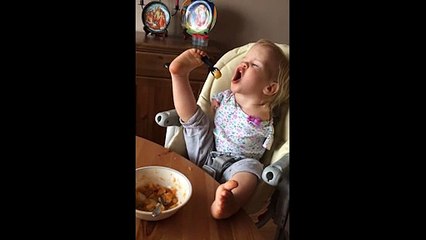 Cô bé sử dụng chân xúc thức ăn