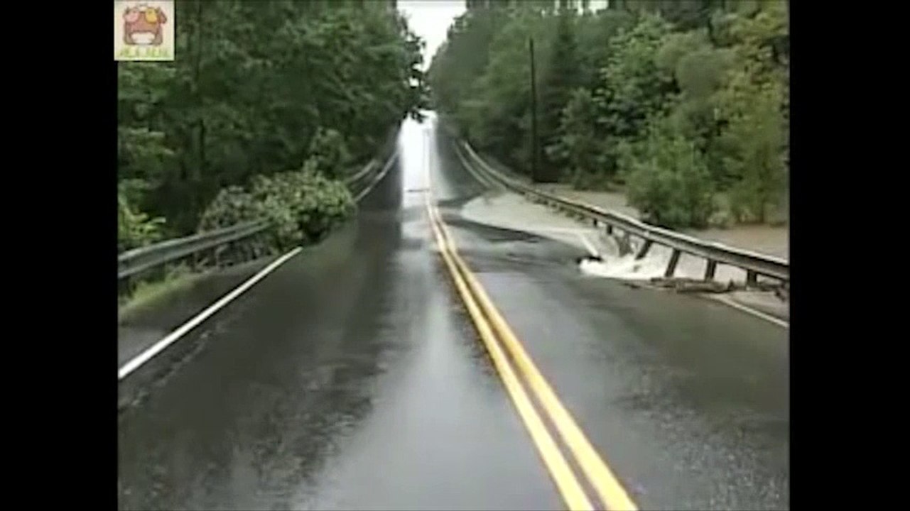Người đàn ông đi đường thấy có điều lạ, lập tức ghi hình lại, vài giây sau điều khủng khiếp xuất hiện