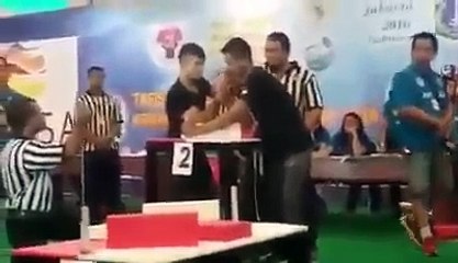 Chung kết vô địch vật tay 2016