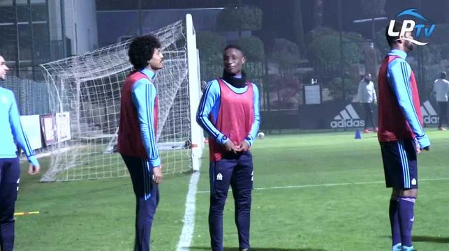 Quand Bouna Sarr défie Luiz Gustavo !