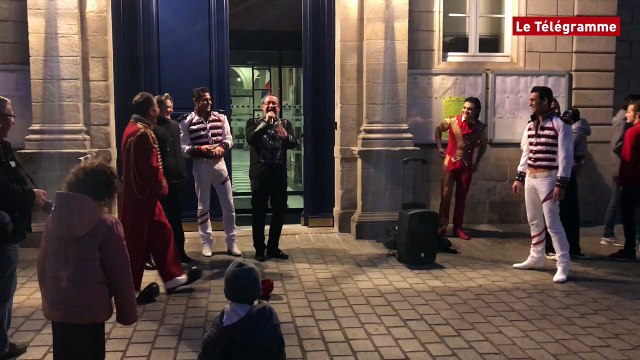 Quimper. Le Cirque de Noël en démonstration devant la mairie