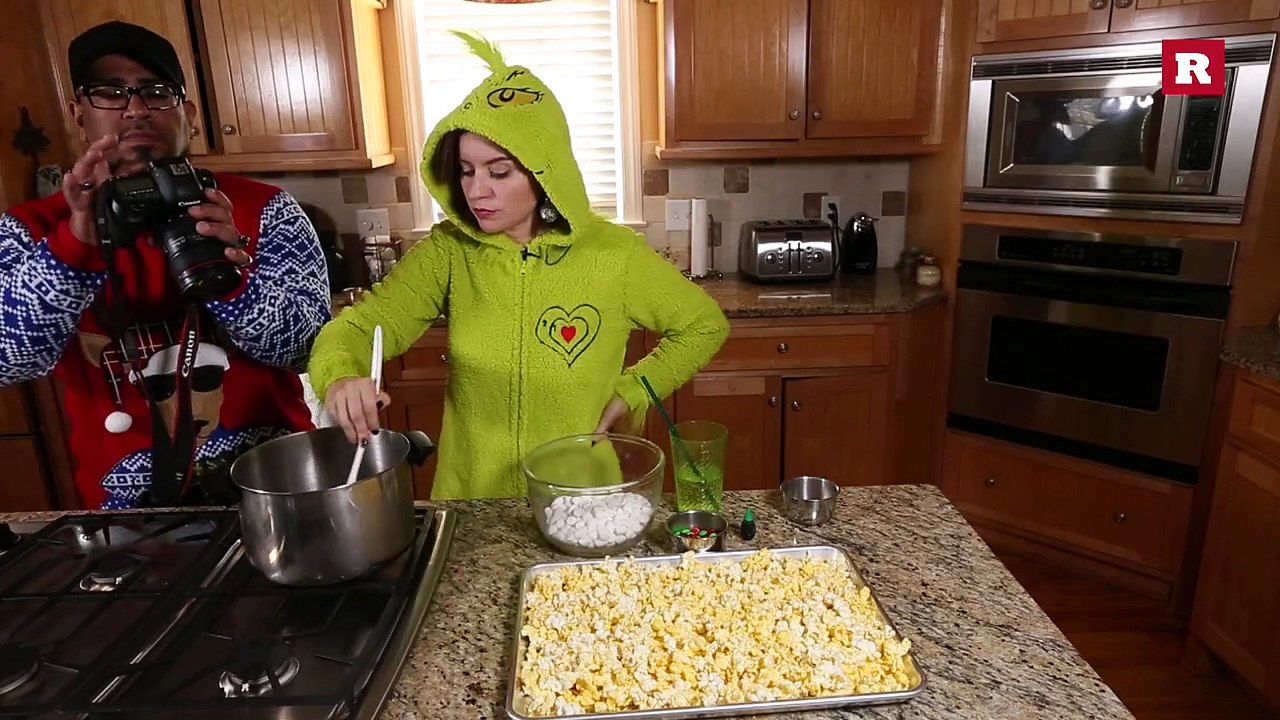 Elissa the Mom makes Grinch popcorn | Elissa the Mom