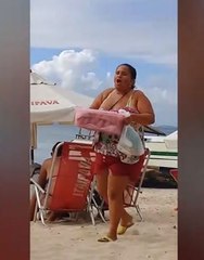 A punta de gritos esta mujer aspira vender todos sus pasteles en la playa