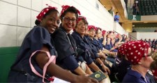 3755 mujeres reivindicaron el feminismo vestidas de Rosie the Riveter