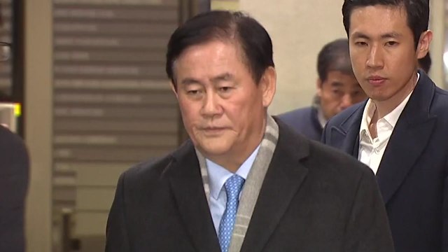 '국정원 특활비' 최경환 의원 20시간 조사 뒤 귀가 / YTN