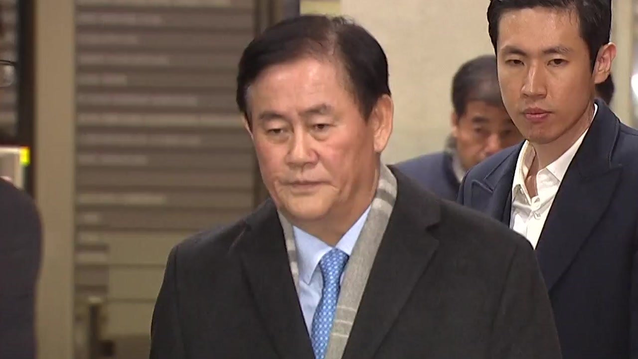'국정원 특활비' 최경환 의원 20시간 조사 뒤 귀가 / YTN