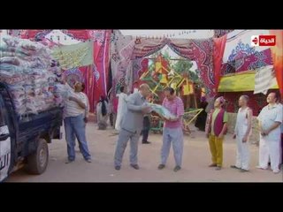 مسلسل مولد وصاحبه غايب -  مشهد كوميدي جداً " الشعب المصري لما توزع عليه حاجة ببلاش !"