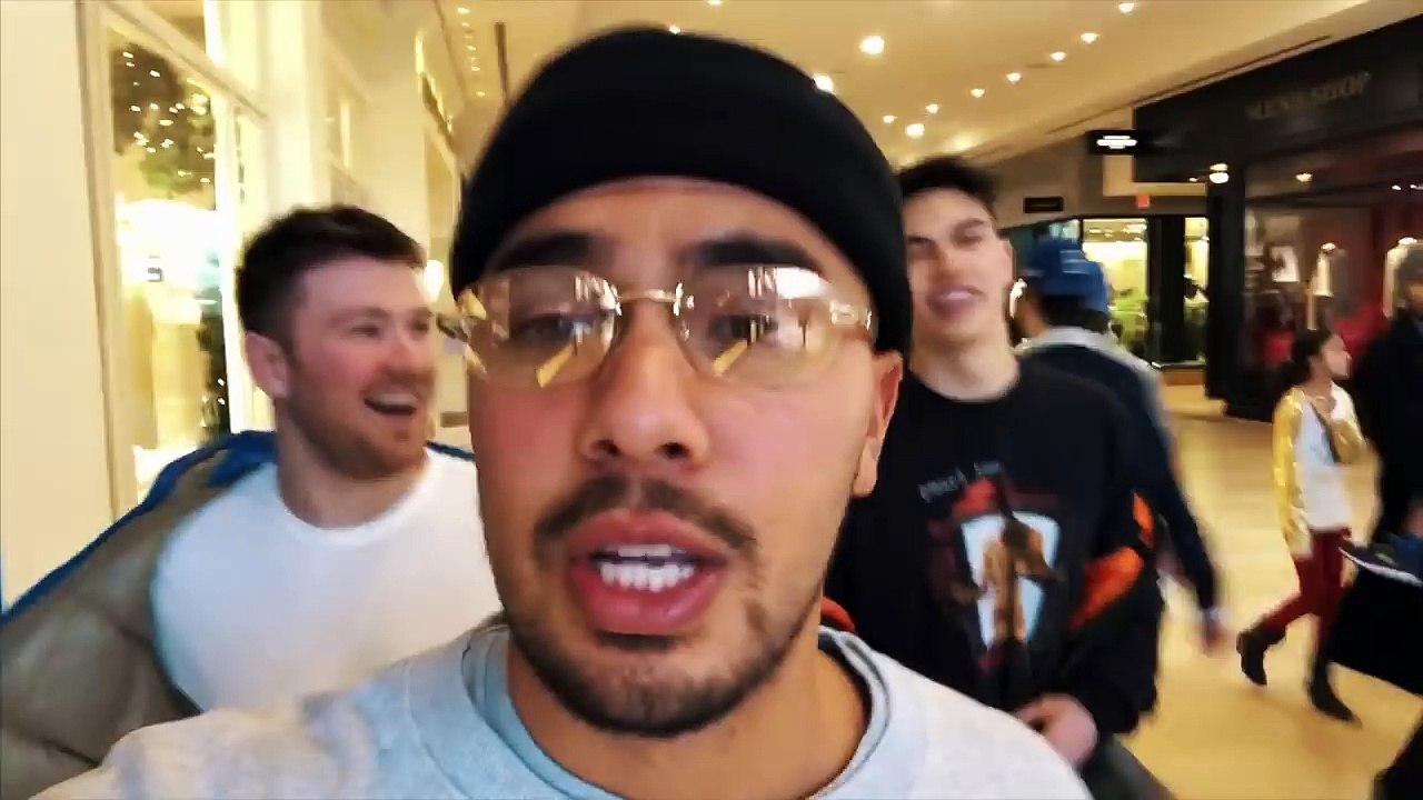 Tesla employee shows me how to roll blunt using auto pilot