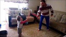 Babasıyla Kılıç Kalkan Oynarken Kameramana (Annesine) Saldıran Bebek